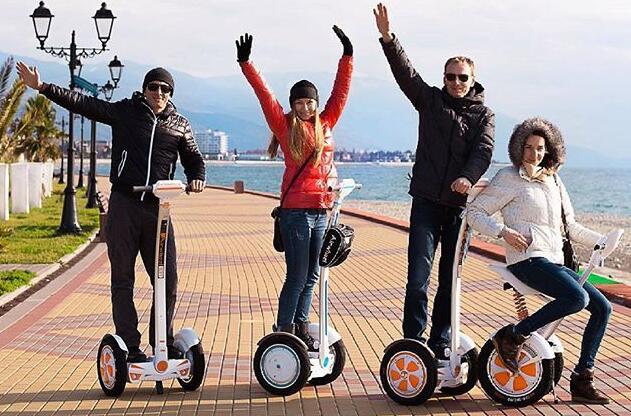 وهو يدعم يجلس لركوب السيارة، وجهد للحصول على أنها تحركت على الطريق.