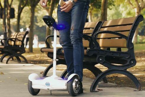 Airwheel S6 eléctrico scooter de auto-equilibrio con pequeño tamaño también será la mejor alternativa de transporte para las parejas jóvenes en los fines de semana. 