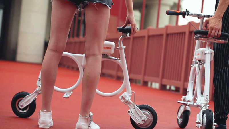 Airwheel E3 inteligente bicicleta plegable eléctrica es muy pequeña. 