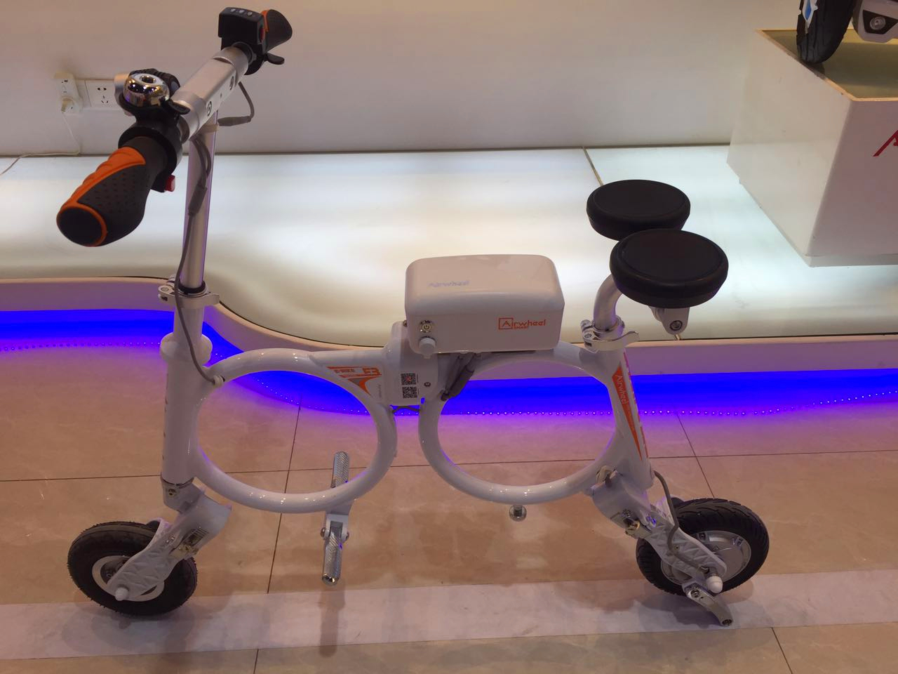 Sin embargo, Airwheel E3 inteligente eléctrica bici plegable es un tipo de transporte de viaje que no sólo da a la gente un viaje seguro, sino también ahorra tiempo para apreciar su ciudad.